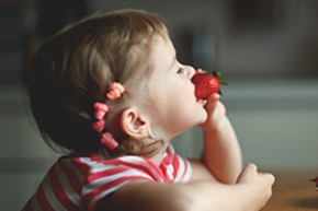 Vida Saludable Niños niño comiendo fruta