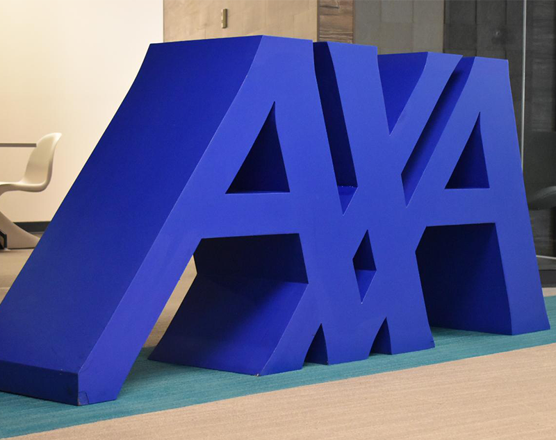 Profesional de AXA sonriendo