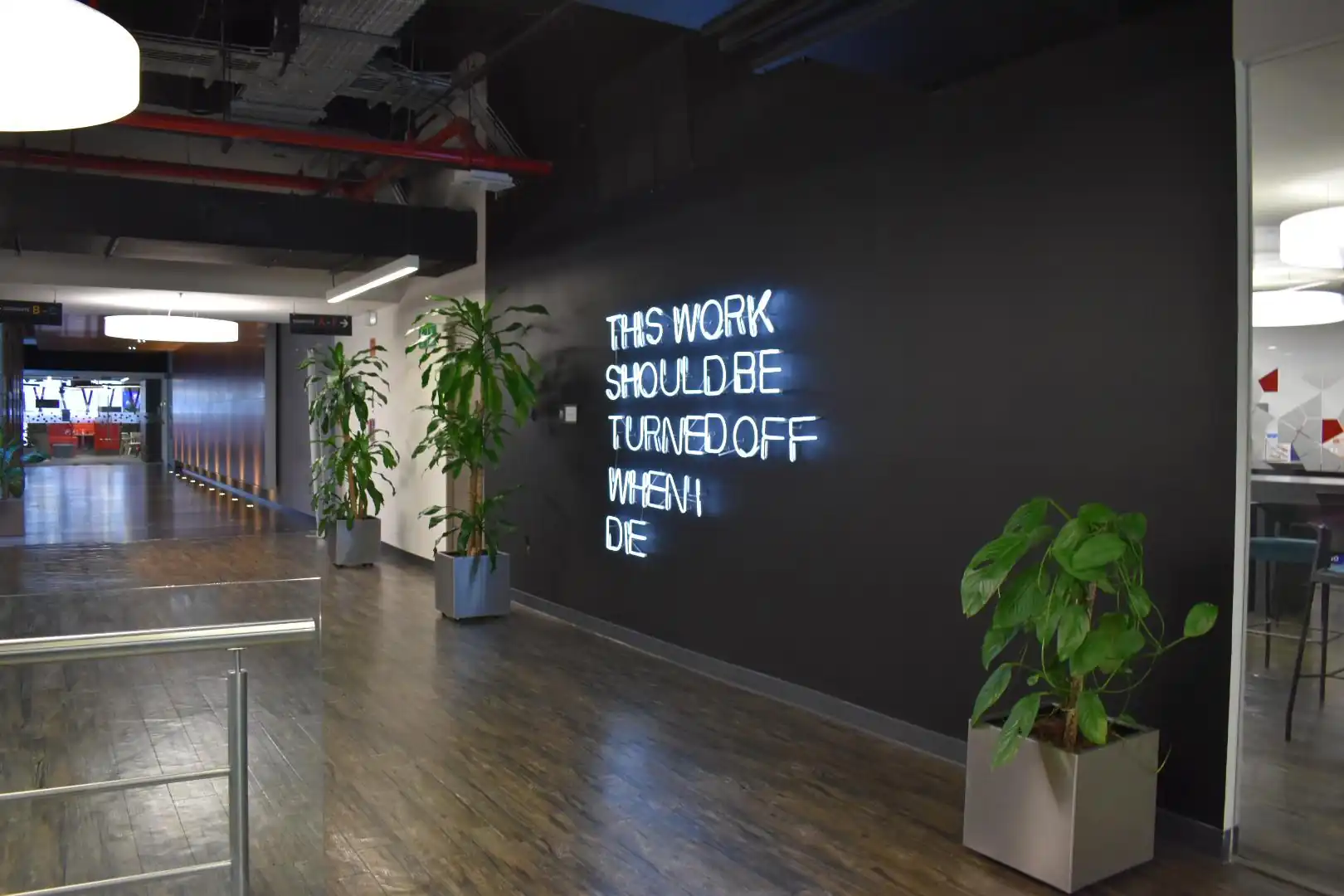 Equipo de trabajo colaborando en oficina