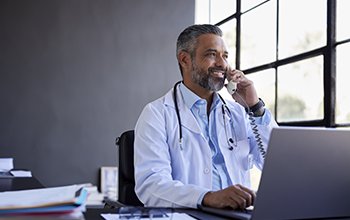 Médico revisando resultados con paciente