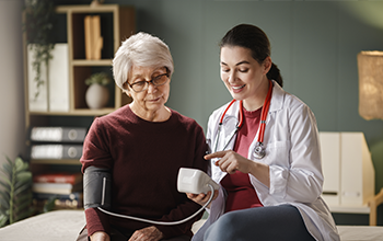 Familia sonriente disfrutando tiempo juntos