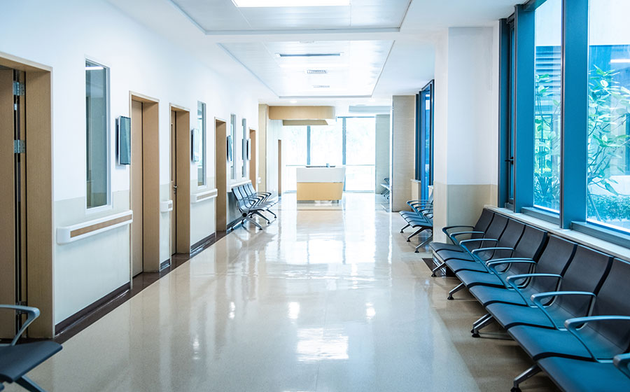 Hospital moderno con tecnología de punta