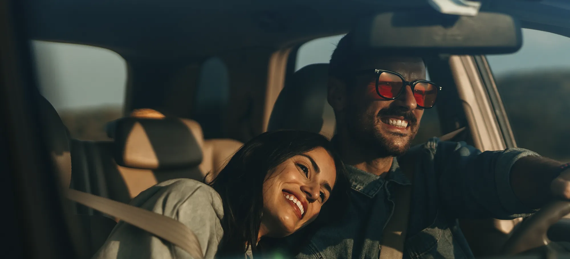 Pareja manejando