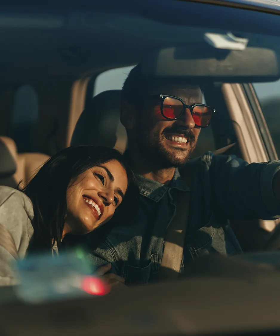 Pareja manejando