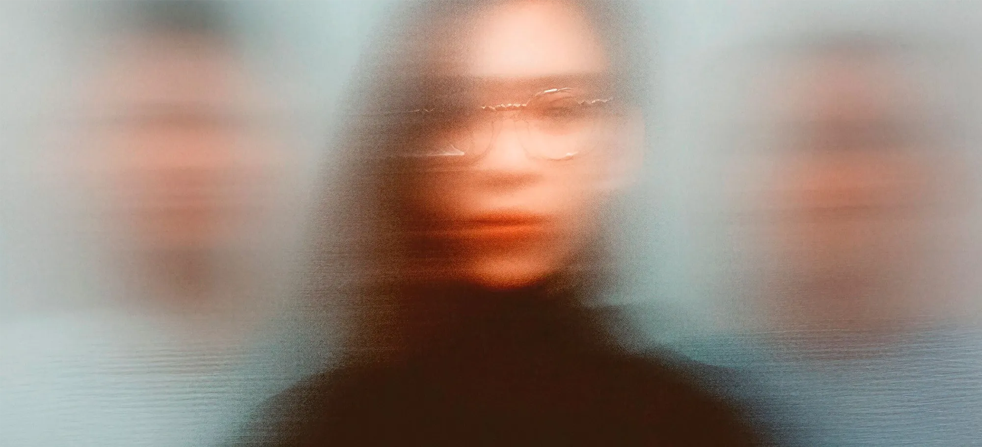 Mujer viéndose en el espejo