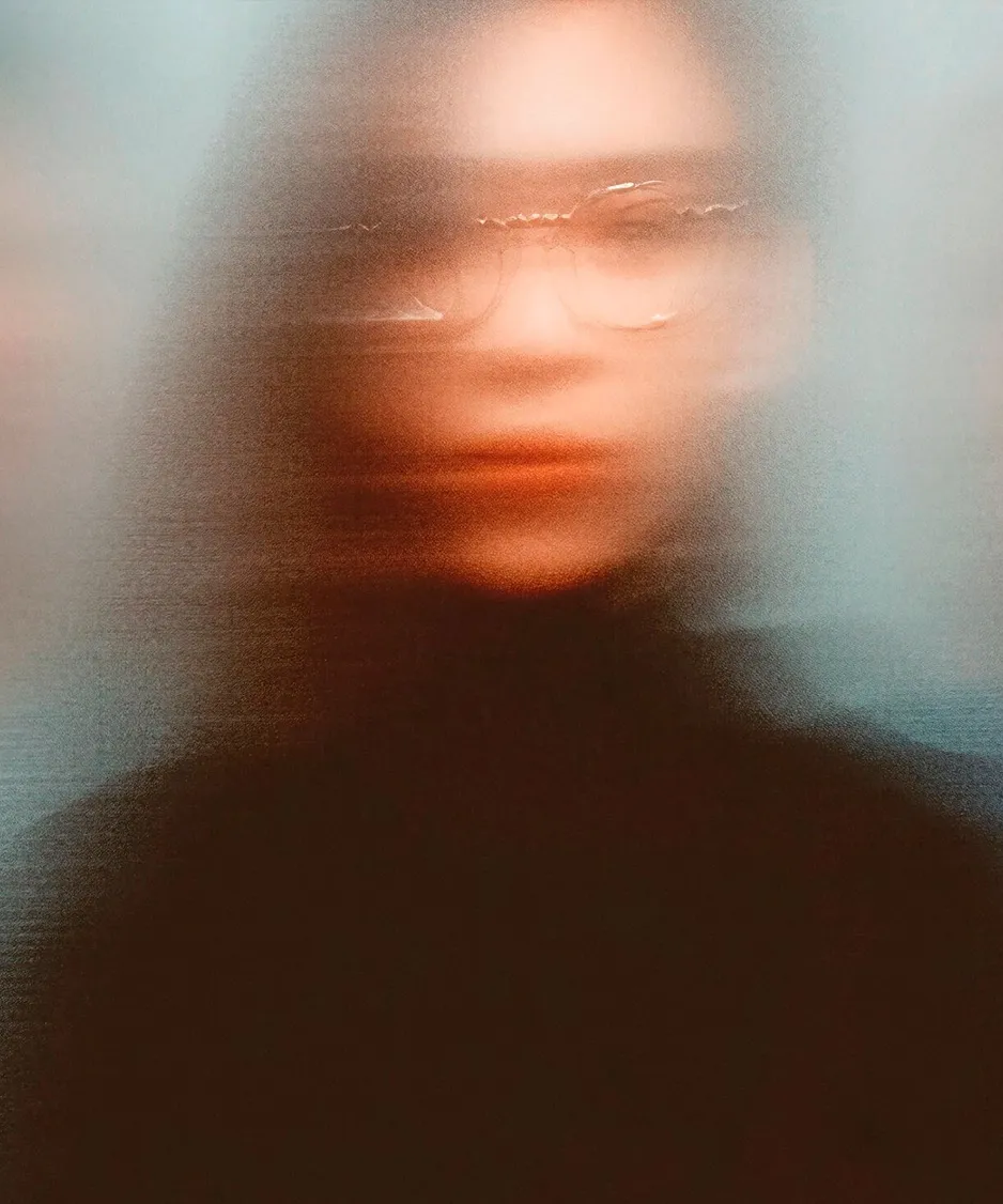 Mujer viéndose en el espejo