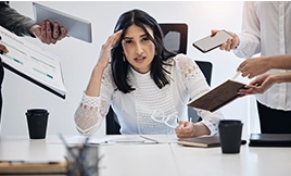 El estrés en el trabajo puede afectar mis hormonas o mi menstruación