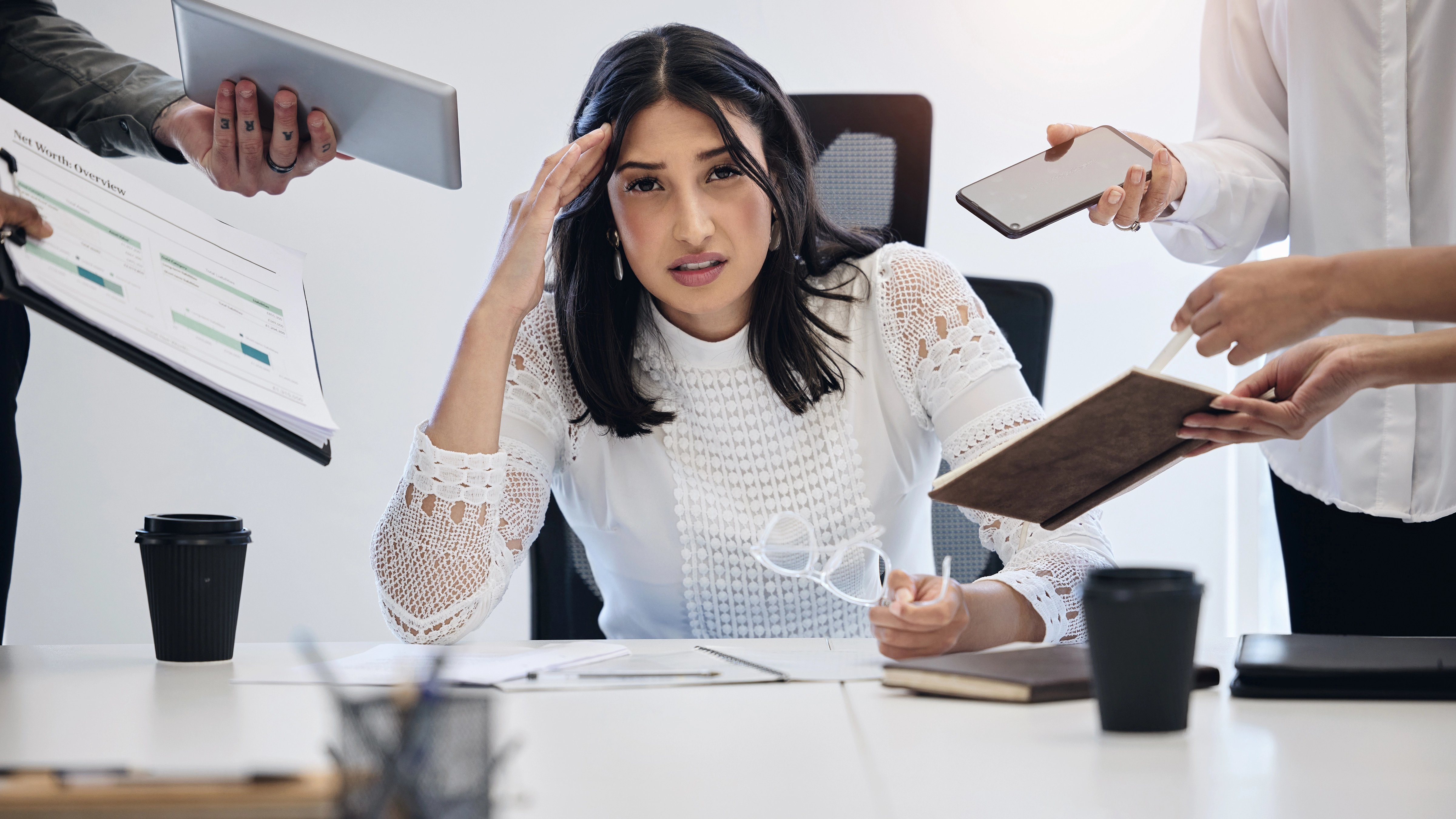El estrés en el trabajo puede afectar mis hormonas o mi menstruación